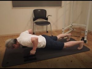 Fly.man-55の休日。筋トレ２３　胸を絞るようにプッシュアップ