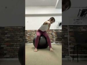 一石四鳥⁉️ワーク！　　　　　　　　　　　　　　　首長くなって、バストアップに脚長くなっちゃう✨　　　　やってみてね♪