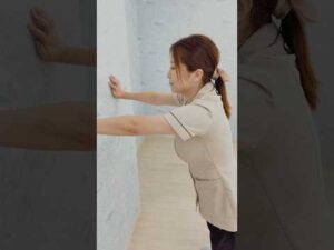 50代女性の体を若返らせる筋トレ②バストをアップさせる壁で腕立て伏せ#shorts #姫路市の橋本接骨院