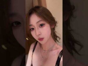 今日のブラックレースのバストアップトップとダブルネックレス、気に入りましたか。#日常のスナップ #街撮りの雰囲気 #秋のファッション #生活の断片 #街の風景 #ノーメイク #カジュアルファッション