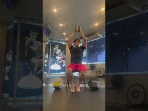 大胸筋上部　トレーニング　ホームワークアウト　コアスクイーズ　胸トレ　肩トレ　逆三角形#shorts #short #coresqueeze #ダイエット #ひきしめたい