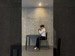 オフィストレーニング　わかりにくいですが大胸筋トレーニング　コアスクイーズサーフェス#shorts #short #胸トレ#胸板