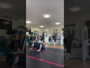 連動性プッシュアップ　ホームワークアウトルーティン　大胸筋　体幹　ハムストリング　#shorts #short #coresqueeze #ひきしめたい #ダイエット